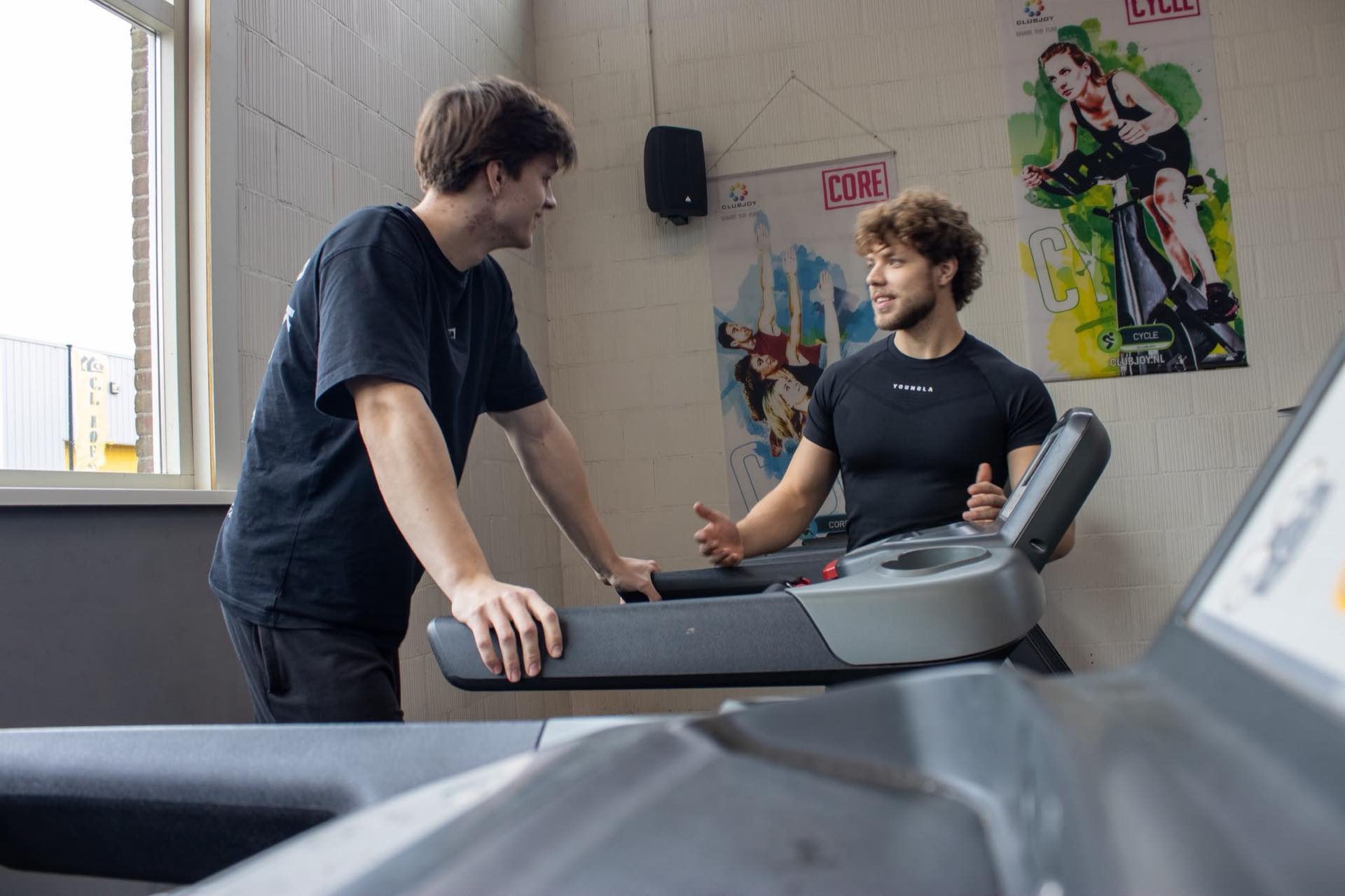 Max Boven begeleidt een cliënt op de loopband